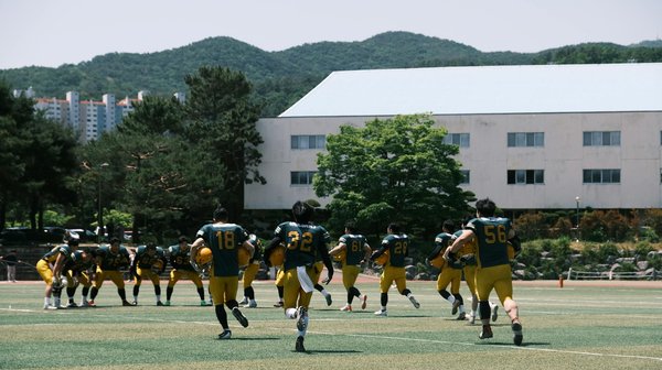 How can UK women style vintage fashion pieces in modern ways?